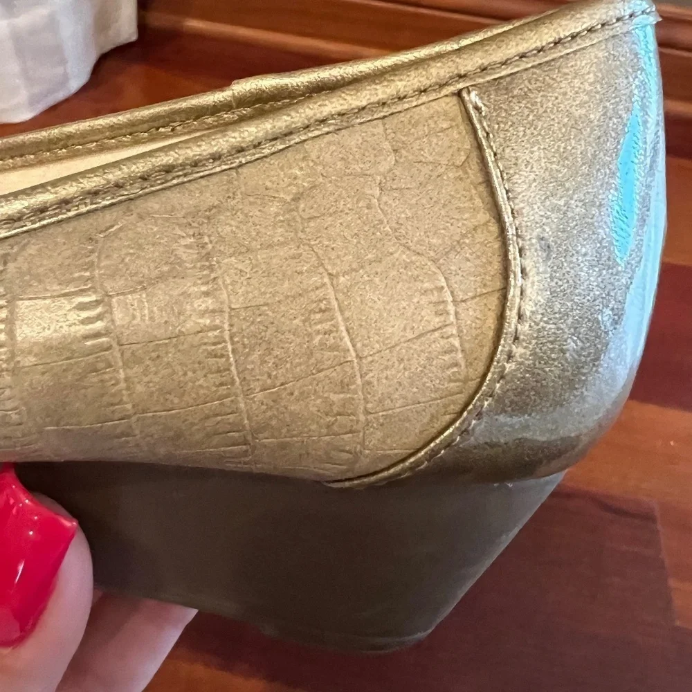 Anne Klein Tan & Gold Snakeskin pattern wedge buckle detail, Old Money, Size 8.5